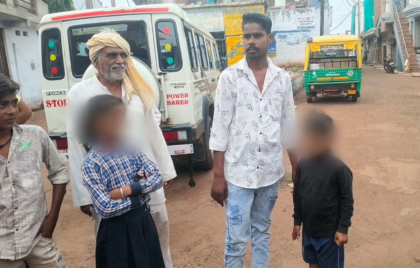 शिवपुरी  के थाना देहात क्षेत्र में घर से निकल कर रास्ता भटका 08 वर्षीय बालक, डायल- 112 जवानों ने एफआरव्ही वाहन से लेकर परिजन से मिलाया।  